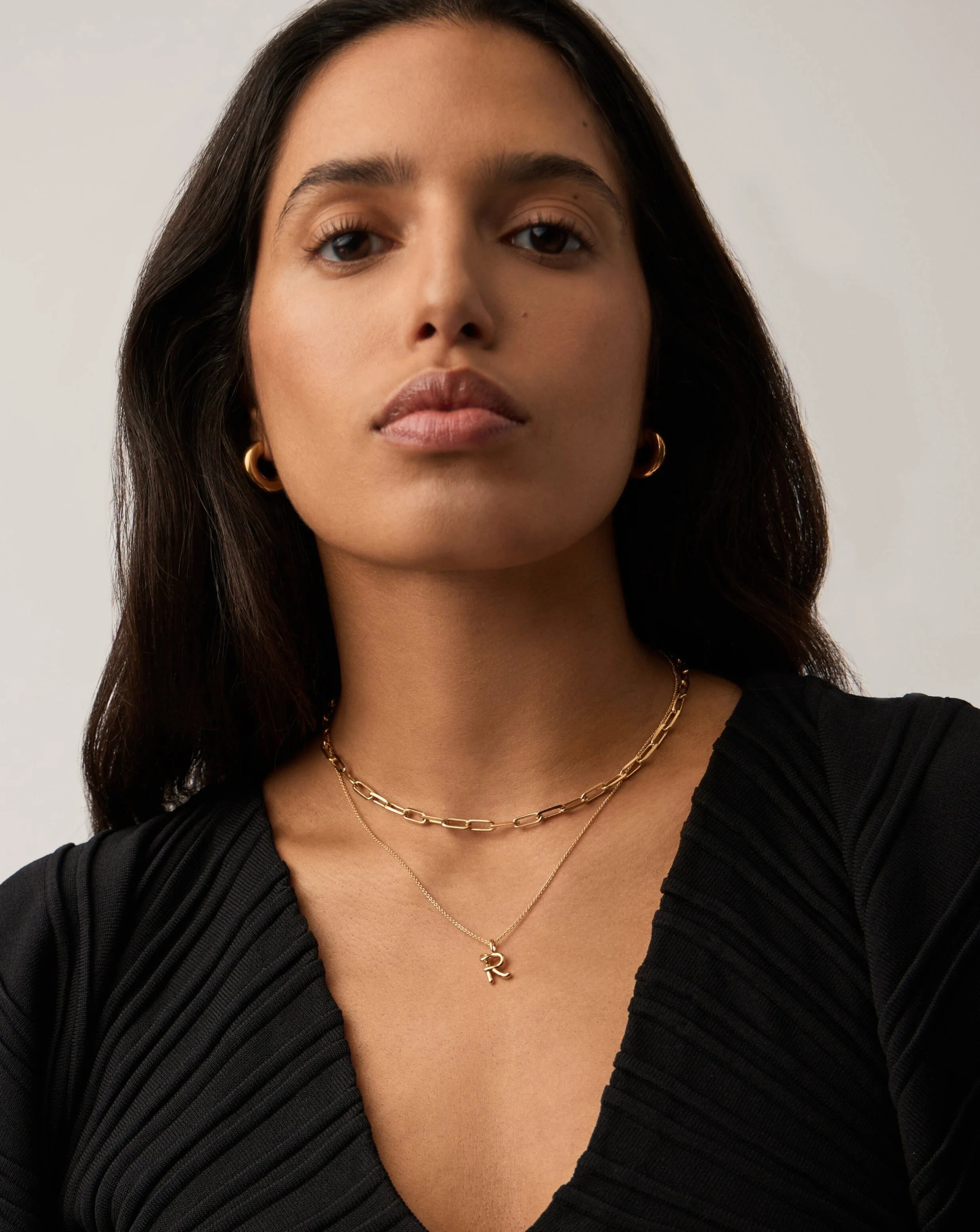 Curly Molten Mini Initial Necklace - R | 18k Gold Vermeil - Image 3