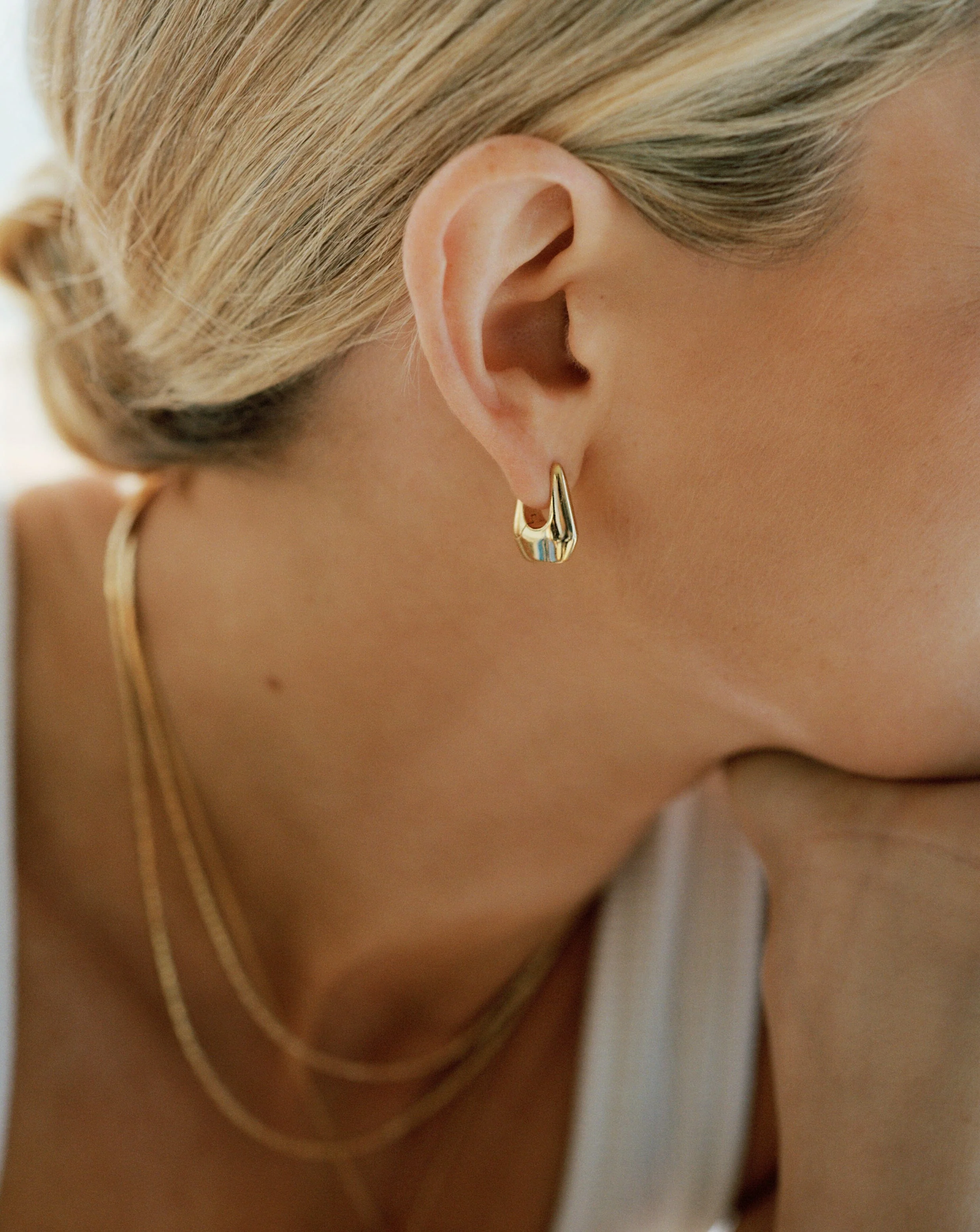 Lucy Williams Arco Small Hoop Earrings | 18k Gold Vermeil - Image 2