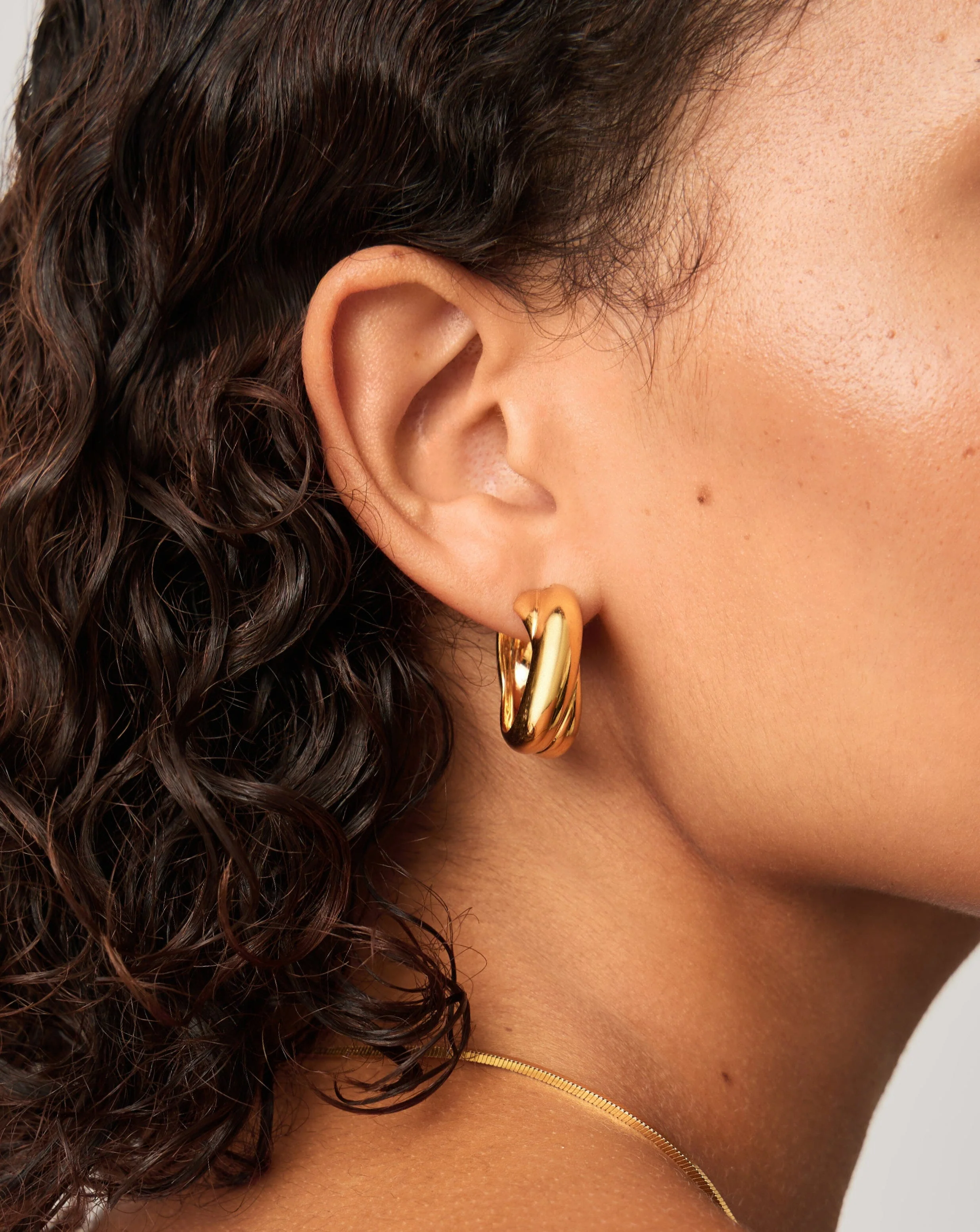 Lucy Williams Chunky Medium Entwine Hoop Earrings | 18k Gold Plated - Image 2