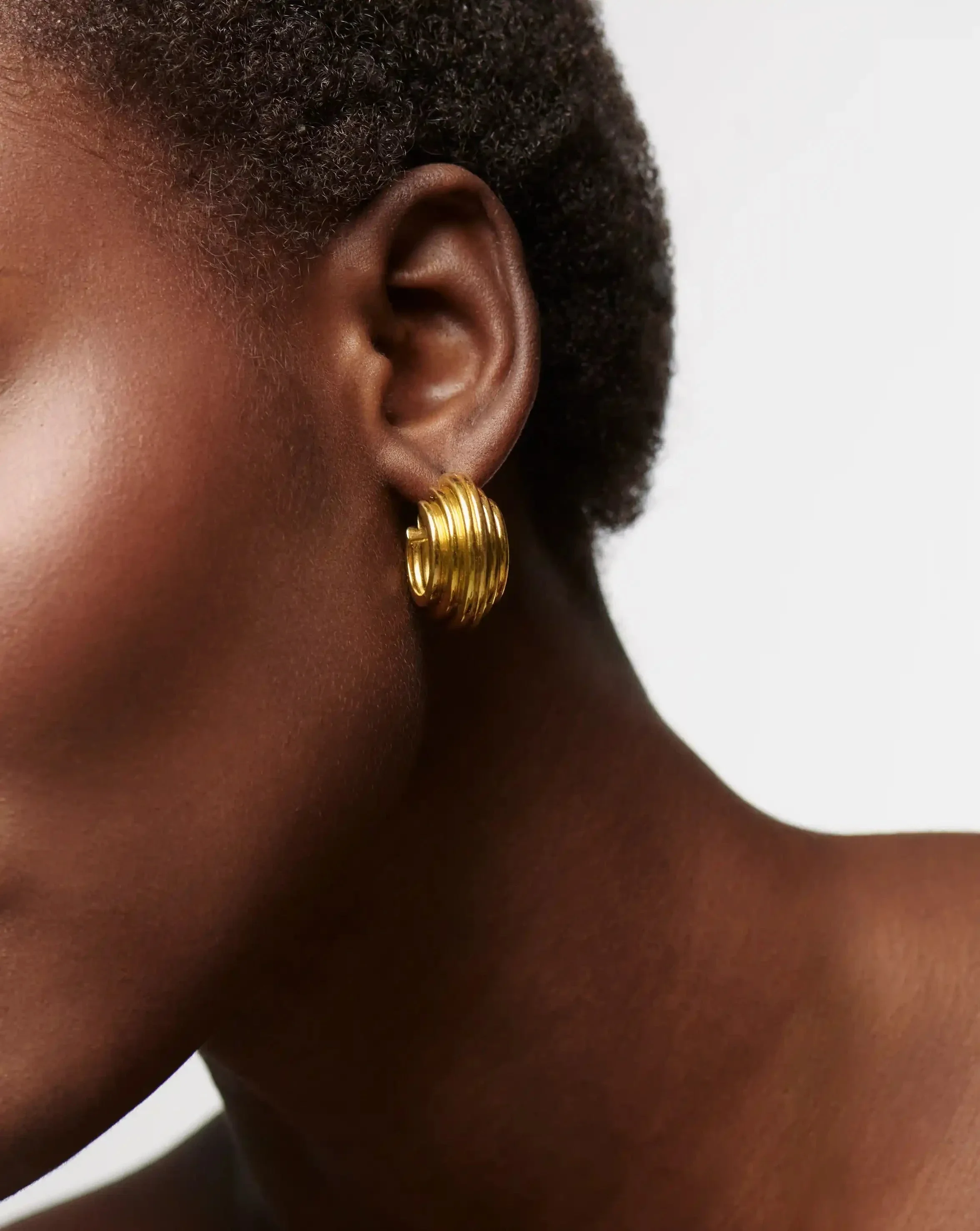 Lucy Williams Medium Chunky Ridge Hoop Earrings - Image 2