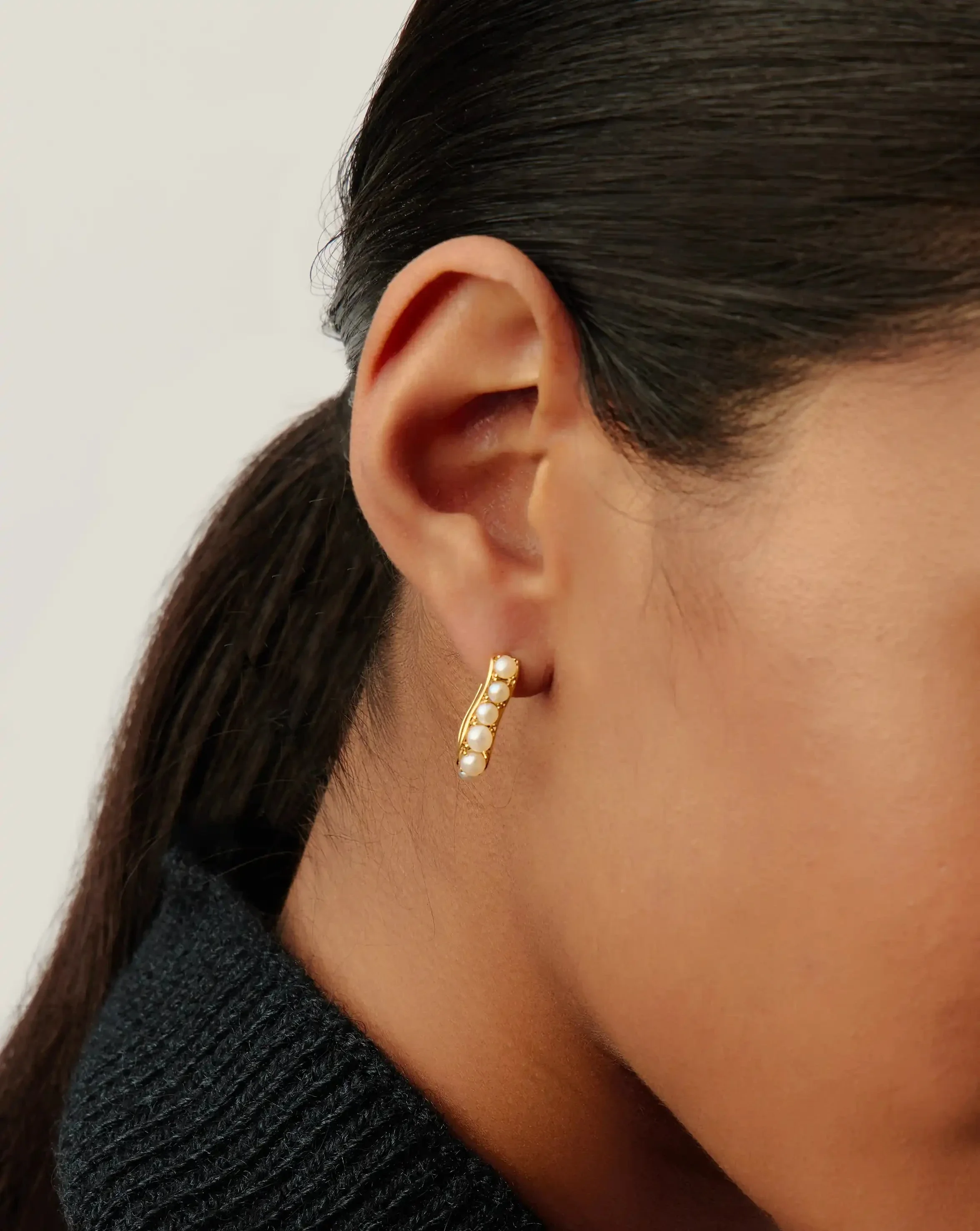 Pearl Wave Small Hoop Earrings | 18k Gold Plated/Pearl - Image 2