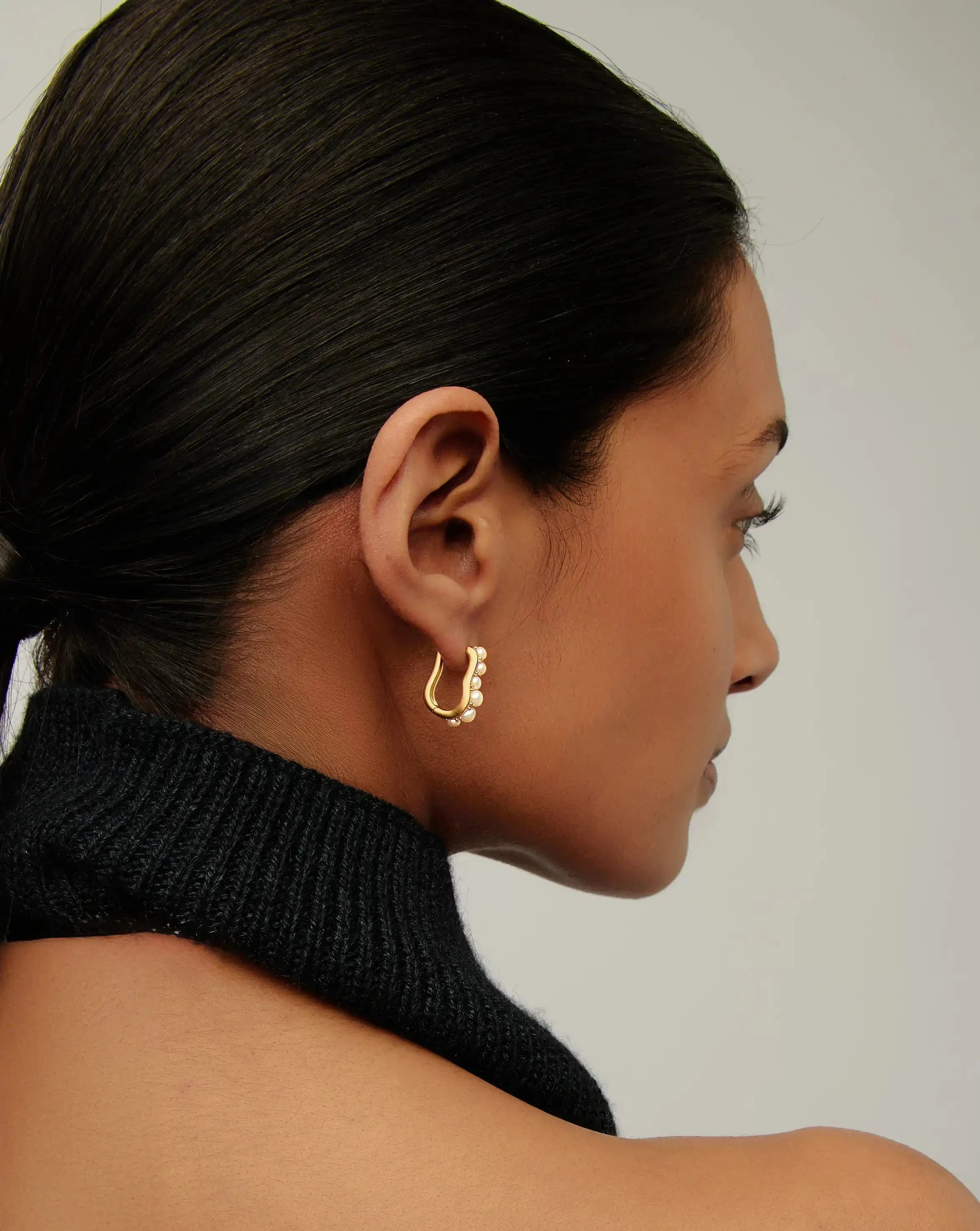 Pearl Wave Small Hoop Earrings | 18k Gold Plated/Pearl - Image 3