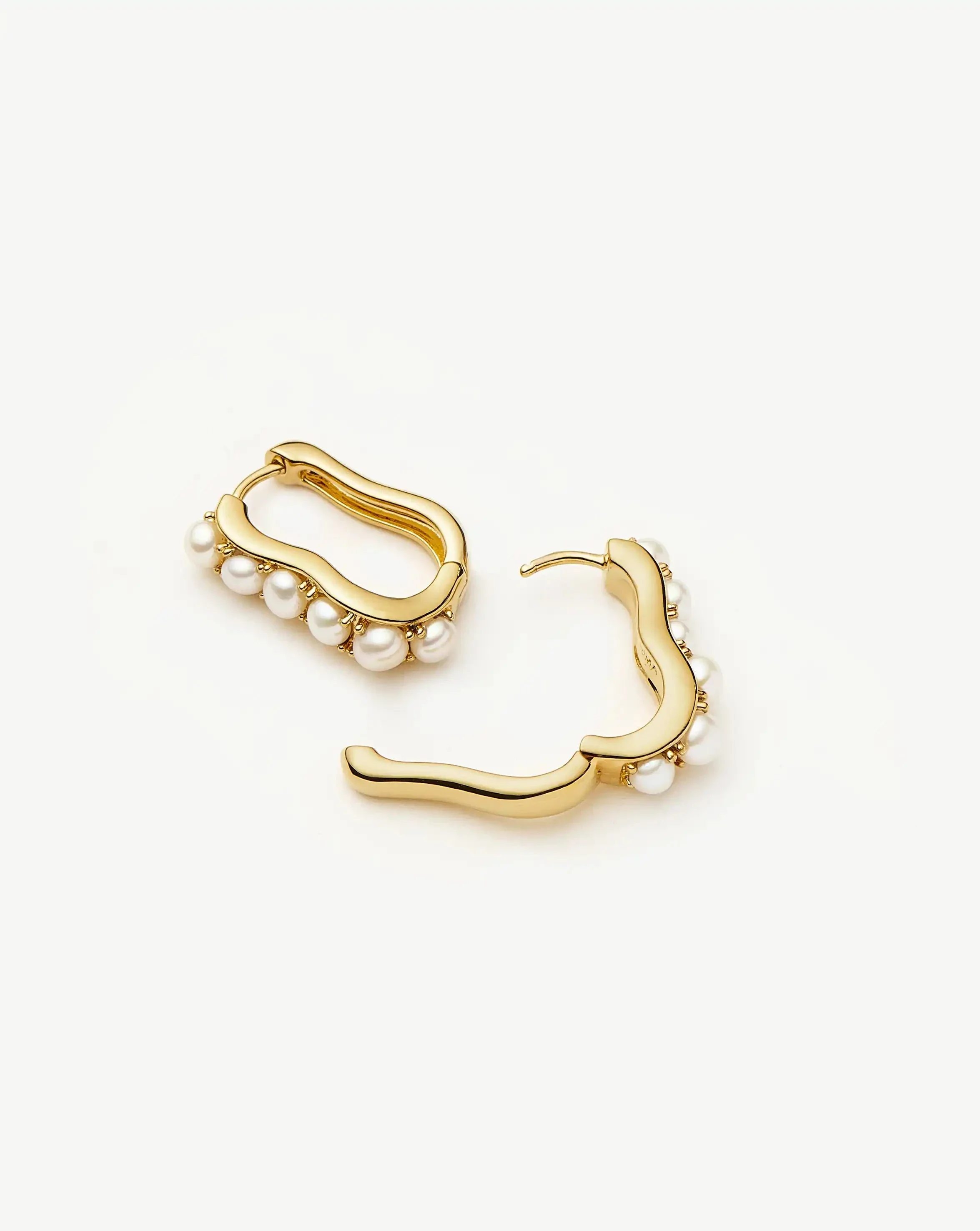 Pearl Wave Small Hoop Earrings | 18k Gold Plated/Pearl - Image 5