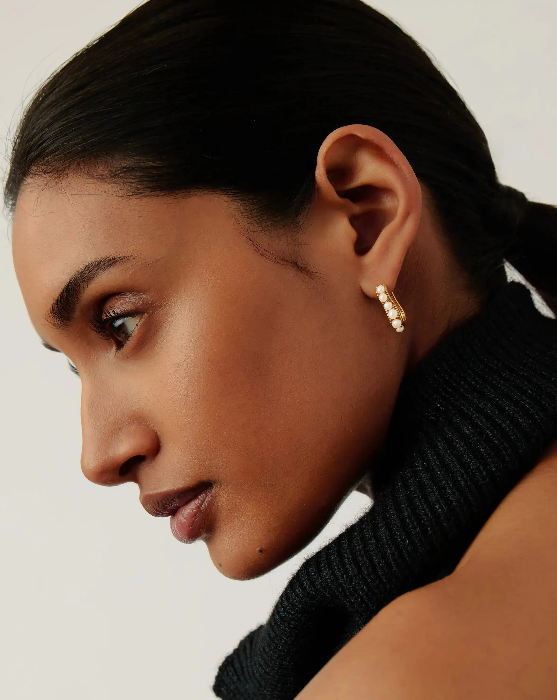 Pearl Wave Small Hoop Earrings | 18k Gold Plated/Pearl - Image 6